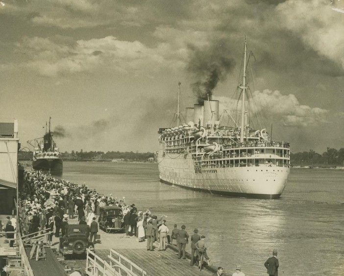 StateLibQld_1_250796_Cruise_ship_Strathaird_leaving_port,_Hamilton,_Brisbane